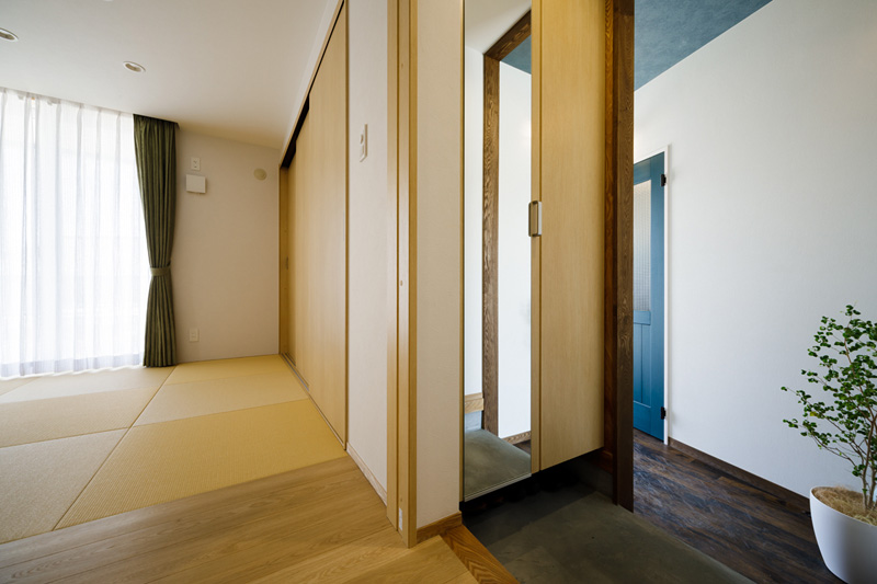 玄関からすぐのところに和室は客間兼寝室。リビングに通さずにさっとお通しできる部屋があると便利。
